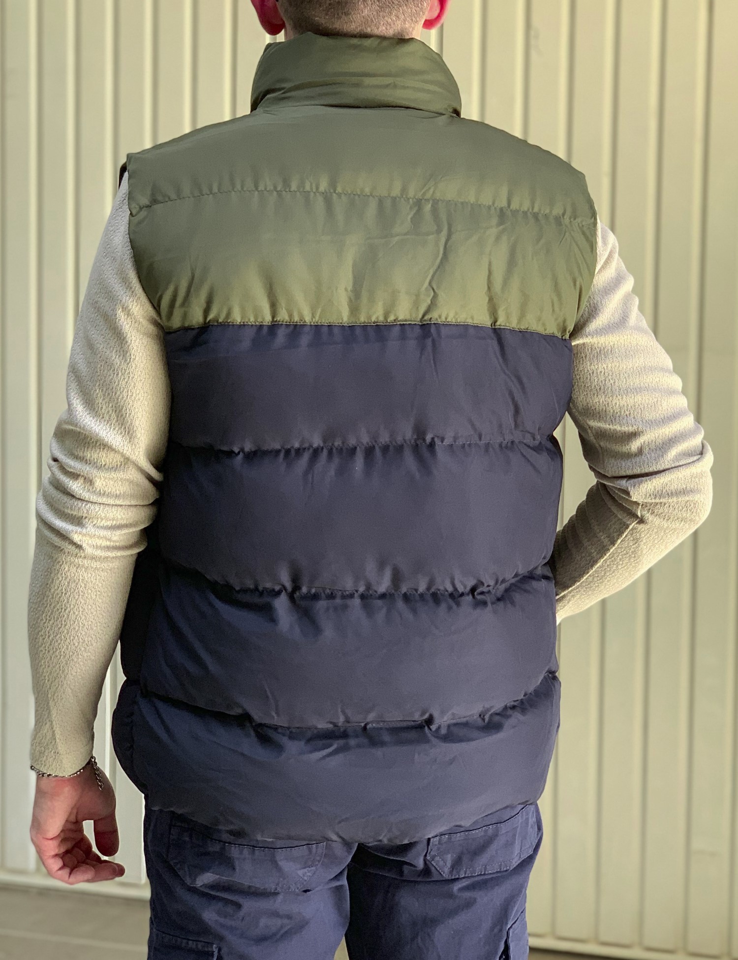 Ανδρικό χακί καπιτονέ αμάνικο μπουφάν με διχρωμία ADK59216Q φωτογραφία